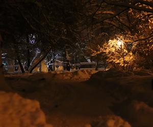 Lublin wieczorową porą. W mieście świąteczne ozdoby i hałdy śniegu. Zobacz zdjęcia!