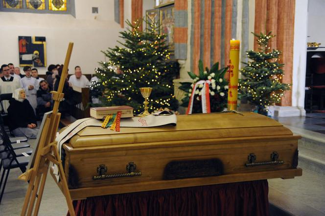 Uroczystości pogrzebowe księdza Wojciecha Wójtowicza. Msza święta odbyła się pod przewodnictwem bp Edwarda Dajczaka