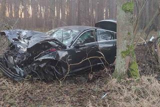 Rozbity jaguar przy drodze