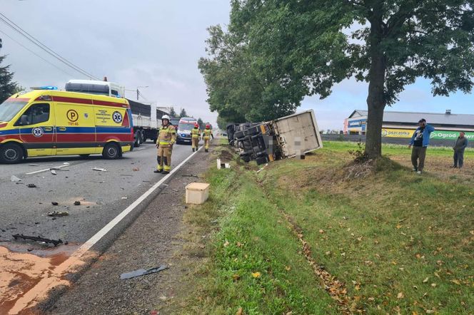 Wypadek trzech pojazdów na DK79 w Ożarowie. Kierowców dwóch ciężarówek i BMW zabrały karetki