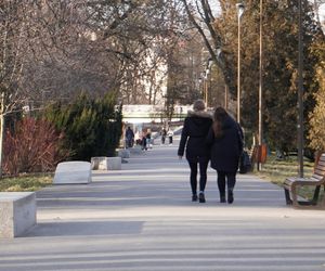 Mieszkańcy Lublina poczuli wiosnę. Na termometrach było ponad 20 stopni! Wiosenna odsłona Parku Ludowego w obiektywie