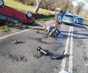 Wypadek fiata pandy i ciągnika w Samoklęskach. Traktor rozpadł się na dwie części