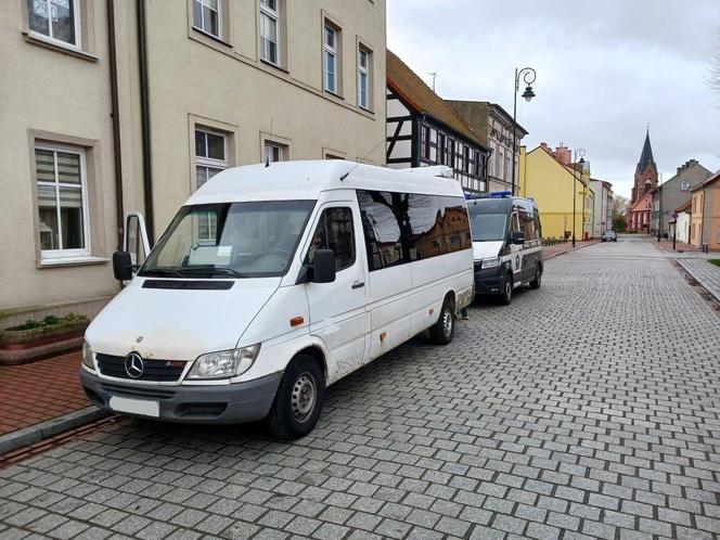 Bus do Nowego Warpna nie mógł jechać dalej. Wezwali policję