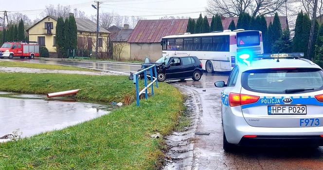 Zderzenie autobusu z dziećmi z volkswagenem! Fatalny wypadek pod Rawą Mazowiecką [ZDJĘCIA]. 