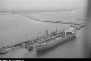 Największe absurdy PRL-u. Pamiętacie jeszcze długie kolejki przed pustymi sklepami?