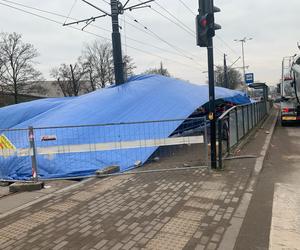 Ogromny namiot na torowisku w centrum Torunia. Chroni przed niepogodą