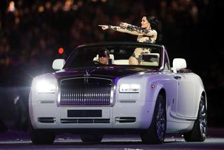 Piosenkarka Jessie J i Rolls-Royce Phantom Series II Drophead Coupe