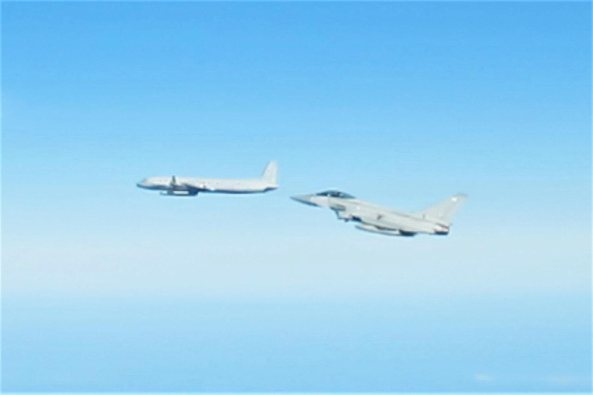 Samolot szpiegowski Ił-20M i brytyjski Eurofighter Typhoon