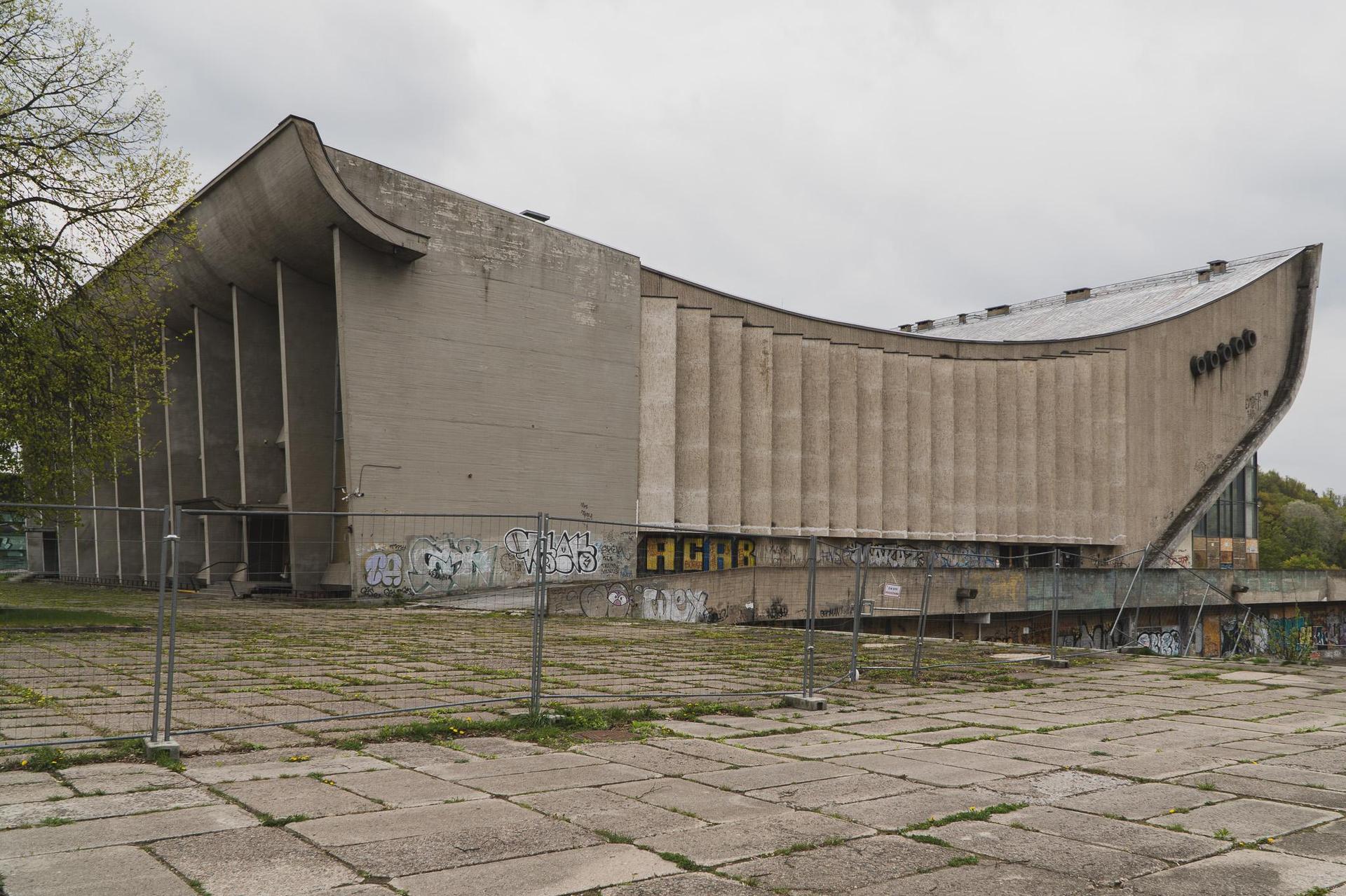 Brutalistyczna Hala sportowa w Wilnie - zdjęcia. Czy ma szansę uciec przed rozbiórką?