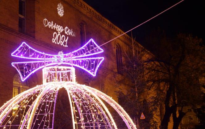 Toruń prezentuje iluminacje z noworocznymi życzeniami