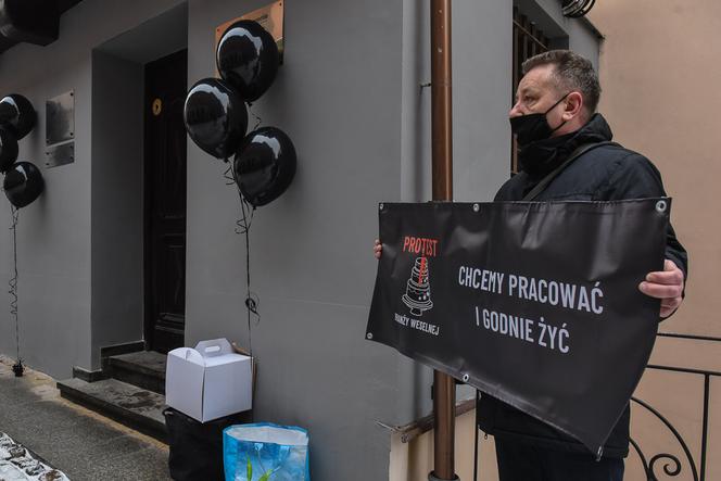 Protest branży weselnej w Toruniu. List do rządu, postulaty i tort