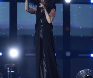 Michał Szpak tak się przejął na scenie, że zgubił mikrofon! Na szczęście nie był sam