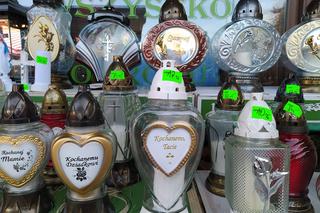 Ceny zniczy i chryzantem na Wszystkich Świętych. Sprawdziliśmy, ile kosztują