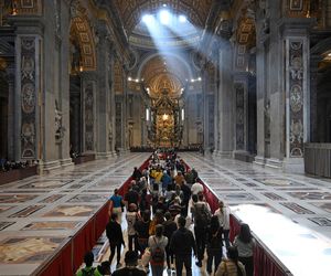 Wierni oddają hołd papieżowi Franciszkowi. Burmistrz Rzymu wydał komunikat