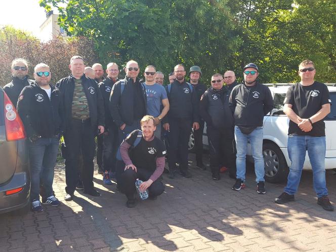 Fani starych polskich motorowerów z Bzyk Raider ze Swarzędza zrobili sobie postój w Lesznie