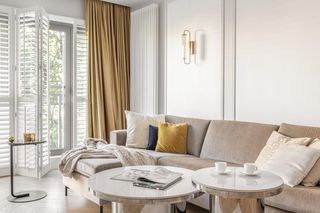 Eleganckie mieszkanie w beżach, bieli i złocie