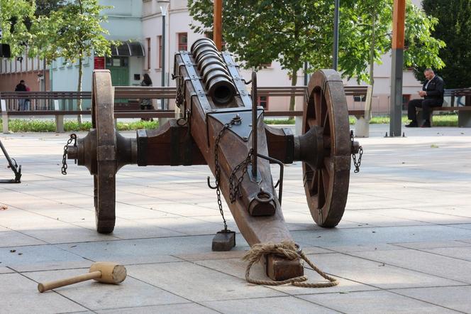 Salwy armatnie w centrum Lublina. Tak wyglądała inscenizacja historyczna na pl. Litewskim