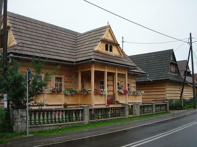 To jedna z najpiękniejszych wsi w Małopolsce. Jej ozdobą są zabytkowe chałupy