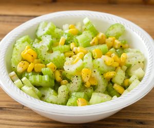 Bardzo prosta sałatka z selera naciowego i kukurydzy