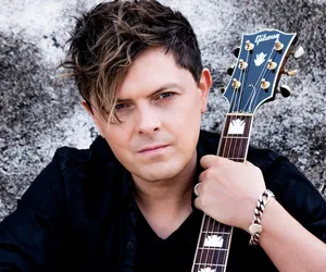 Michael Patrick Kelly czaruje piosenką Wonders. Specjalny utwór z reedycji albumu