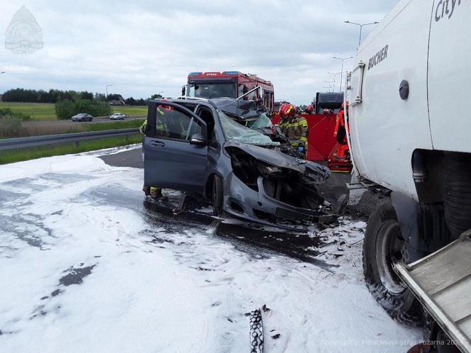 Łódź. Śmiertelny wypadek na drodze krajowej nr 35. Kierowca mercedesa uderzył w tył tira [ZDJĘCIA].