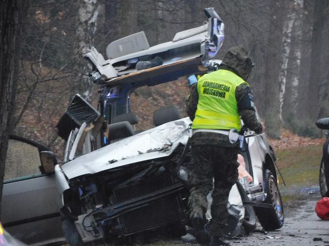 Masowy wypadek pod Warszawą! Zderzenie trzech aut z wojskową ciężarówką. Jedna osoba nie żyje