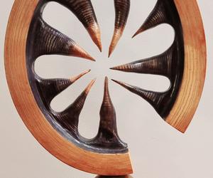 Podlaski rzeźbiarz tworzy prace z drewna