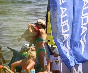 Posłanka Gajewska z dziećmi na plaży