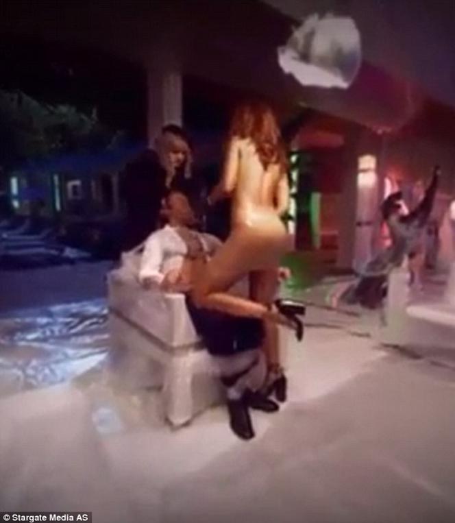 Wycięli PIERSI RIHANNY! 