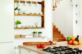 Biała kuchnia z drewnem