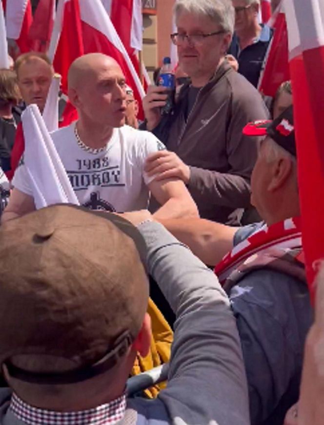 Incydent w Warszawie. Faszyści na marszu! Doszło do szarpaniny
