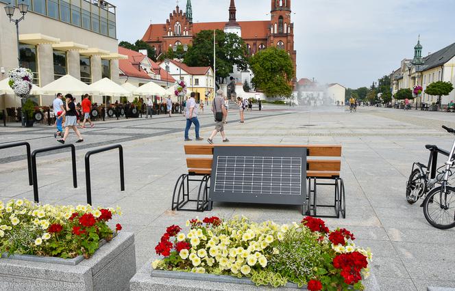 Już są! W Białymstoku pojawiły się ławki solarne [GALERIA]