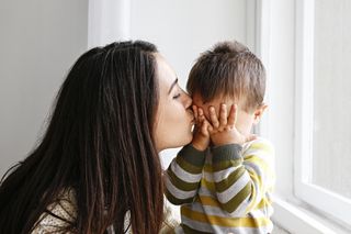 Nie wstydź się, daj cioci buziaka. Psycholog radzi, jak wesprzeć dziecko w takiej sytuacji 