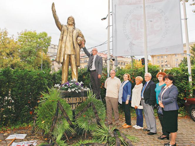 Kolejka do cudownego pomnika Tuska