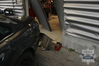  Zuchwały napad w Płońsku. Staranowali samochodem drzwi i ukradli elektronikę za 180 tys. zł!