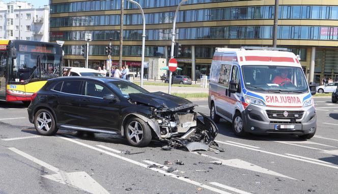 Zderzenie aut osobowych przy rondzie Jazdy Polskiej w Warszawie