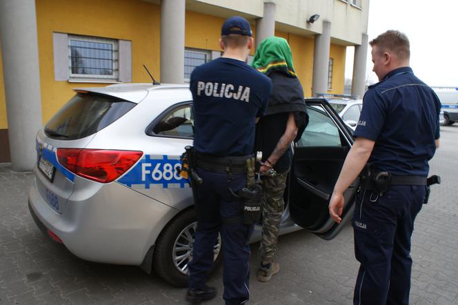 Przestępca od prawie roku ukrywał się przed policją w różnych miejscach