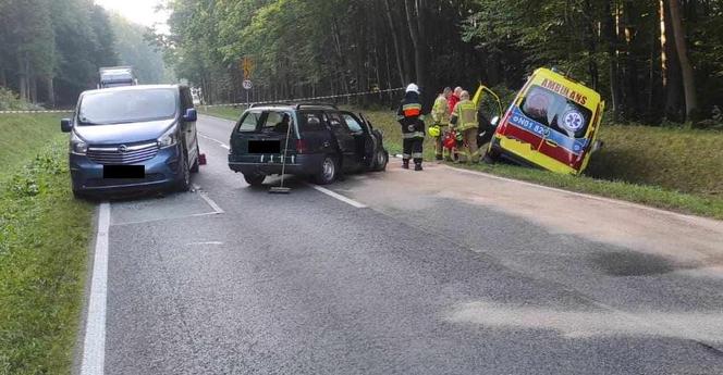 Wypadek z udziałem karetki pogotowia pod Iławą. Zderzenie trzech aut w Smolnikach