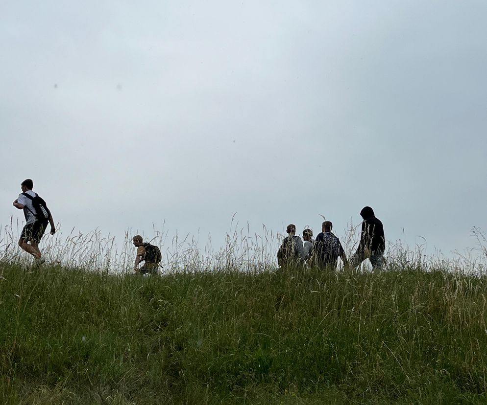 Akcja na polu, gdzie znaleziono Wampirkę z Pnia. Młodzi chodzili z detektorami, niedługo wracają tam archeolodzy
