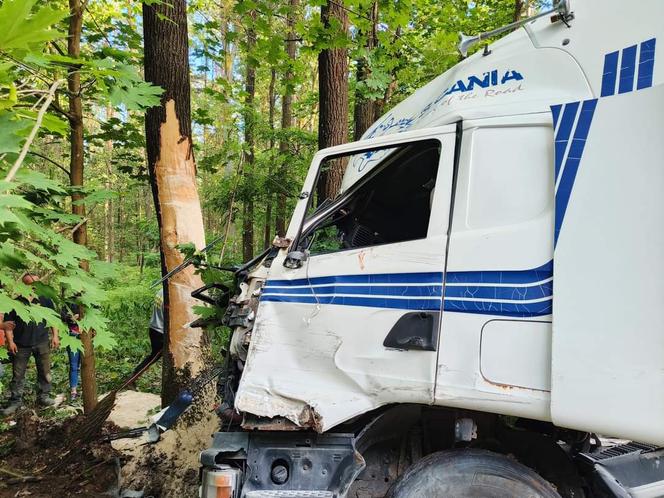 Wypadek ciężarówek w Popowie. Szoferki zmiażdżone