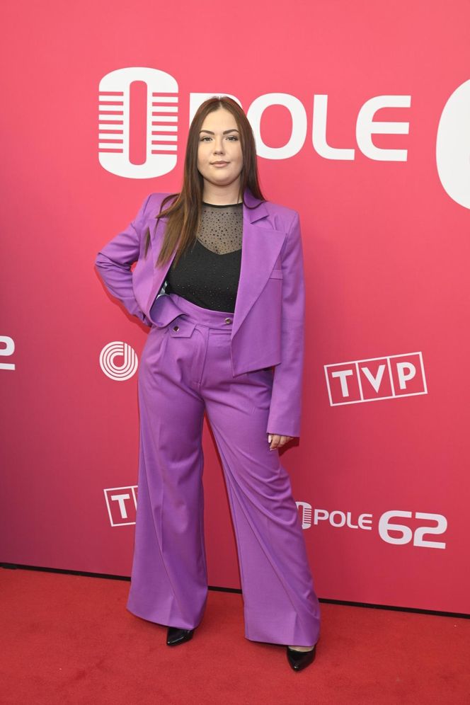 Konferencja prasowa 62. edycji Krajowego Festiwalu Polskiej Piosenki w Opolu. Tłum gwiazd na czerwonym dywanie