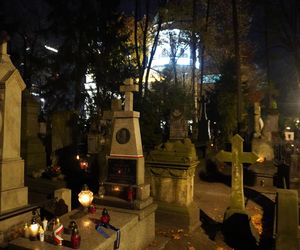 Stare Powązki rozświetlone zniczami 2.11.2024