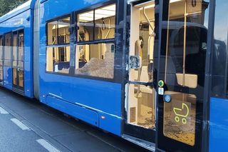 Zderzenie tramwaju z autobusem w Krakowie. Ucierpieli pasażerowie