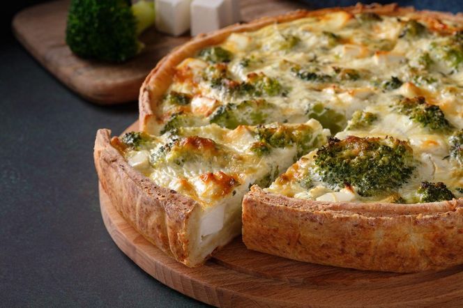 quiche z brokułami i serem