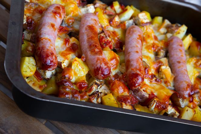 Biała kiełbasa pieczona z ziemniakami i pieczarkami: przepis, który uzależnia