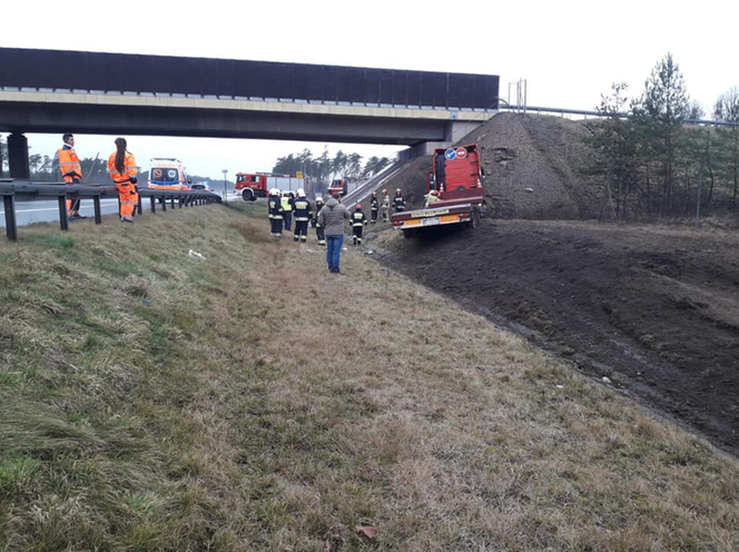 Ciężarówką wjechał w nasyp