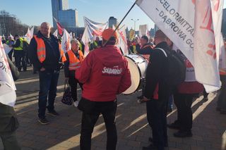 Protest w Katowicach. Tysiące związkowców na ulicach. Padły mocne słowa o „zbrodniczej ideologii”