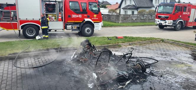 Małe autko spłonęło doszczętnie. W Osiecznej spalił się czterokołowiec