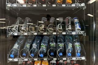 Napoje energetyczne zniknęły z oferty automatu w centrum Poznania