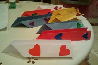 Kartki walentynkowe w kształcie samolotu z papieru. Pomysłowe laurki na Walentynki krok po kroku